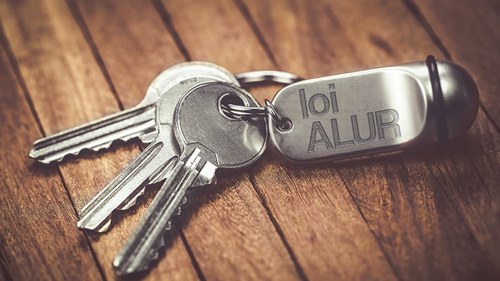 Trousseau de 3 clés plus un porte-clé avec l'inscription "loi Alur"