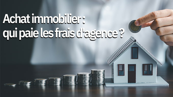 Article immobilier sur "Achat immobilier : qui paie les frais d'agence ?" symbolisé par une maison en maquette et des pièces de monnaies à posées à côté.